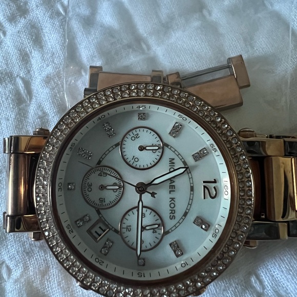 *SOLD* Michael Kors Rose Gold Watch - Picture 4 of 5
